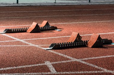 Cindertrack, Starrting bloklarını Atletizm Stadyumu