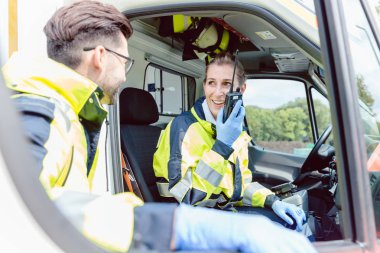 Sağlık görevlileri ambulansa Genel Müdürlük ile radyo temas