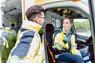 Sağlık görevlileri ambulansa Genel Müdürlük ile radyo temas