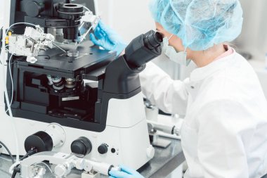Tıbbi laboratuarda çalışan kadın doktor