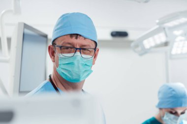 Hasta operasyon odasında uyuyan izlerken anestezist