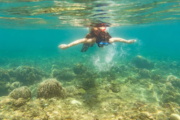 Femme plongée avec tuba au-dessus du sol de la mer tropicale — Photo