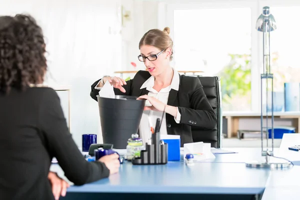 Frau im Büro sucht verlorenen Zettel im Papierkorb — Stockfoto