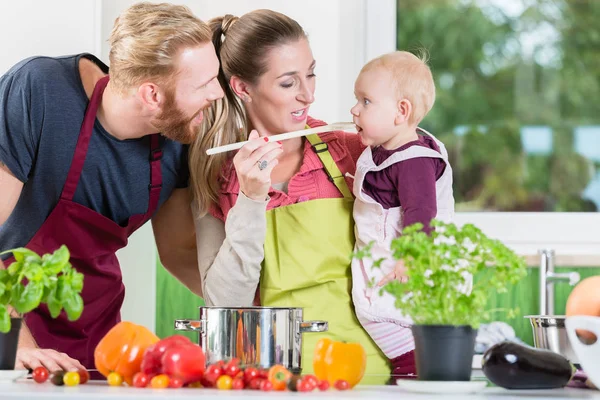 Mãe, pai e criança na cozinha — Fotografia de Stock
