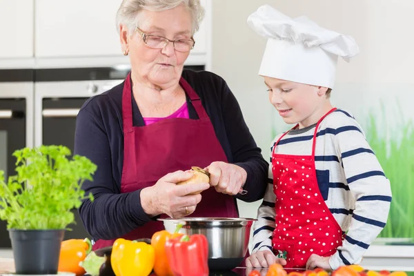 Babička a vnuk, společné vaření — Stock fotografie