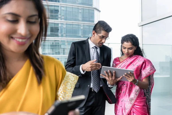 Tre indiska affärsmän använder moderna enheter inomhus — Stockfoto