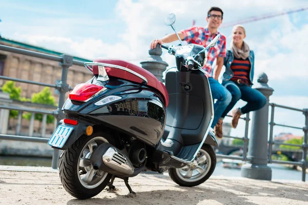 Bir scooter gezi alarak turistlere Musuem adada dinlenmek — Stok fotoğraf