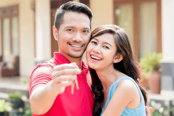 Portré, fiatal, boldog pár pózol egy új ház gombokkal — Stock Fotó