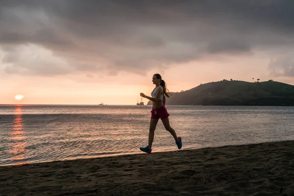 フローレス島の夏の休暇中にビーチで実行してフィットの若い女性 — ストック写真