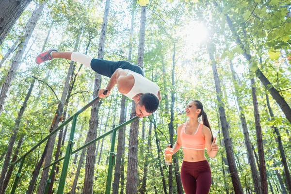 Pareja deportiva haciendo ejercicio en gimnasio al aire libre — Foto de Stock