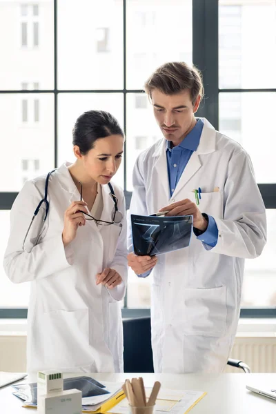 İki genç özel doktor birlikte bir hasta grafisi analiz — Stok fotoğraf