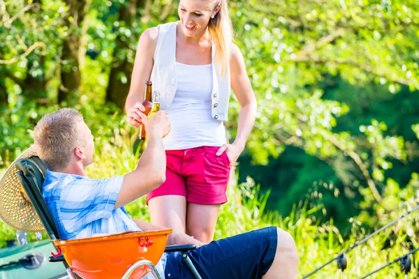 Pareja de mujer y hombre tomando cerveza mientras pesca deportiva — Foto de Stock