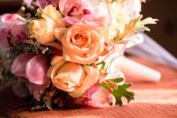 Весільний букет квітів у церкві — стокове фото