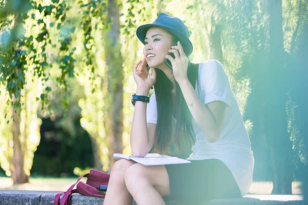 Asiatique femme parler sur téléphone mobile en plein air — Photo