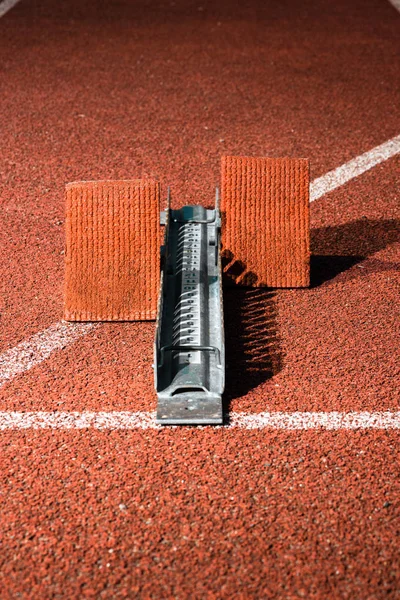 Estrelando blocos na pista de cinzas do estádio de atletismo — Fotografia de Stock
