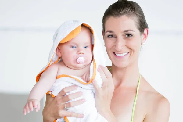 Madre y su hijo recién nacido en la clase de natación infantil —  Fotos de Stock