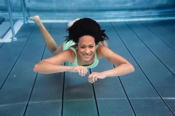 Dívka, potápění pod vodou v bazénu — Stock fotografie