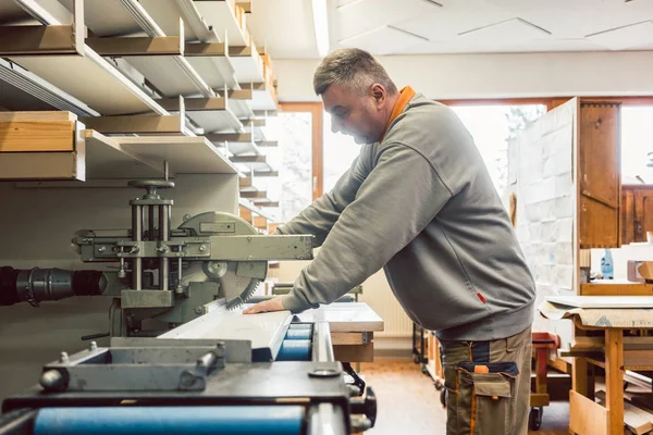 Tinner bezig met metalen platen in zijn atelier — Stockfoto
