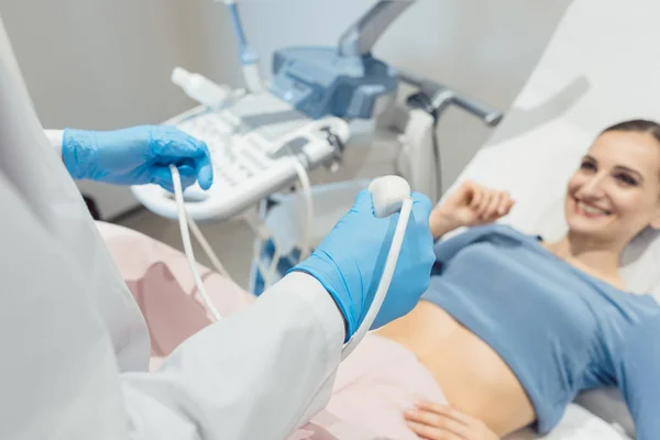 Hastanın ultrasonik muayene çalışırken jinekolog — Stok fotoğraf