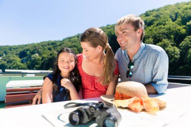 Mutlu Nehir teknesinde oturan aile yaz aylarında cruise