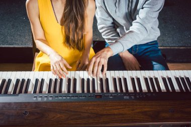 Piyano öğretmeni Müzik Okulu öğrencisi dersleri veren 