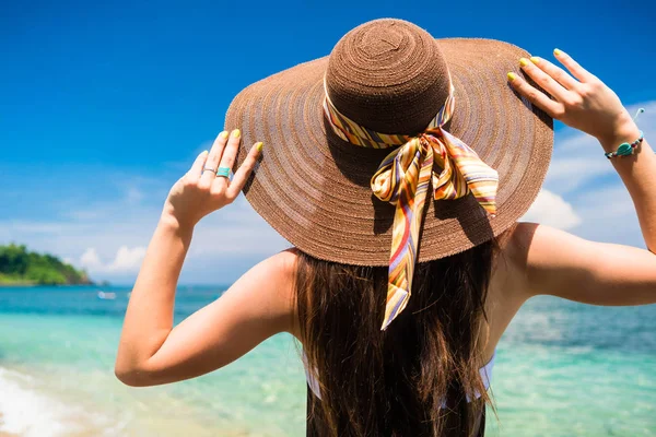 海で景色を楽しむ麦藁帽子とビーチドレスを身に着けている夏休みの女性 — ストック写真