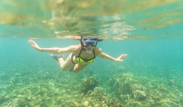 Mujer Haciendo Snorkel Sobre Suelo Del Mar Tropical Sus Vacaciones —  Fotos de Stock