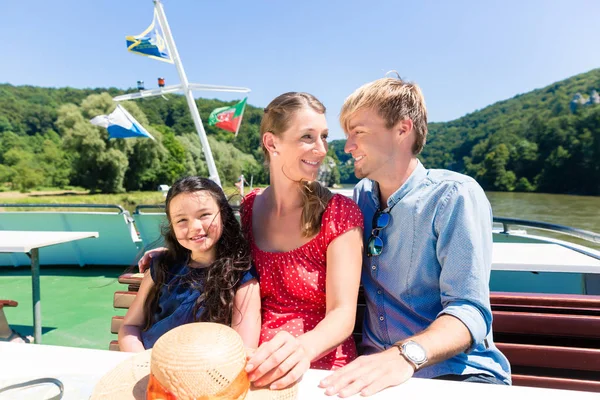 Ευτυχισμένη Οικογένεια Κάθεται Βάρκα Στον Ποταμό Κρουαζιέρα Για Καλοκαίρι — Φωτογραφία Αρχείου