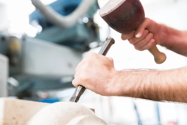 Steinmetz Arbeitet Mit Hammer Und Meißel Marmorsäule — Stockfoto