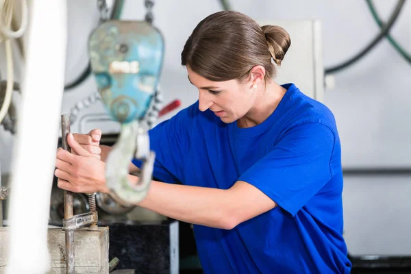 Tukang Batu Perempuan Menyesuaikan Karya Kerja Dalam Mesin Pemolesan — Stok Foto