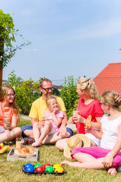 Família Feliz Fazendo Piquenique Frente Jardim Sua Casa — Fotografia de Stock