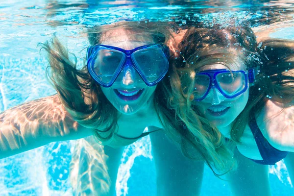 Chica Amigos Buceo Bajo Agua Piscina Del Complejo —  Fotos de Stock