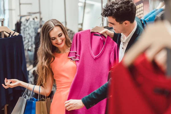 Mulher Com Seu Homem Vestido Compras Loja Moda Boutique — Fotografia de Stock