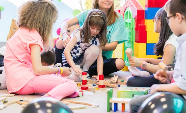 Jeune Enseignante Maternelle Dédiée Tenant Une Fille Timide École Maternelle — Photo