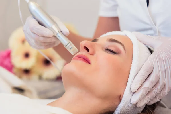 Close Face Woman Relaxing Modern Beauty Center Facial Treatment Innovative — Stock Photo, Image