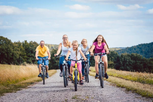 Familjen Ridning Sina Cyklar Eftermiddagen Sommaren Landsbygden — Stockfoto