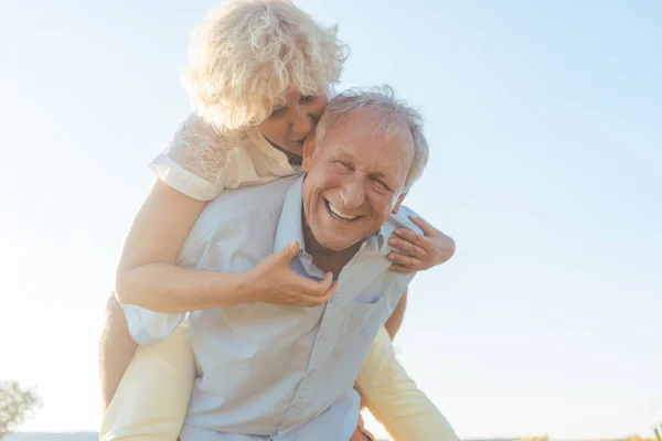 Porträt Eines Glücklichen Älteren Mannes Der Lacht Während Seine Partnerin — Stockfoto