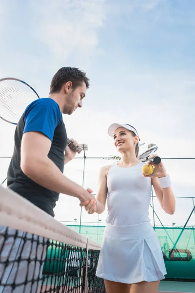 Tennis Speler Man Vrouw Handdruk Geven Match Het Net — Stockfoto