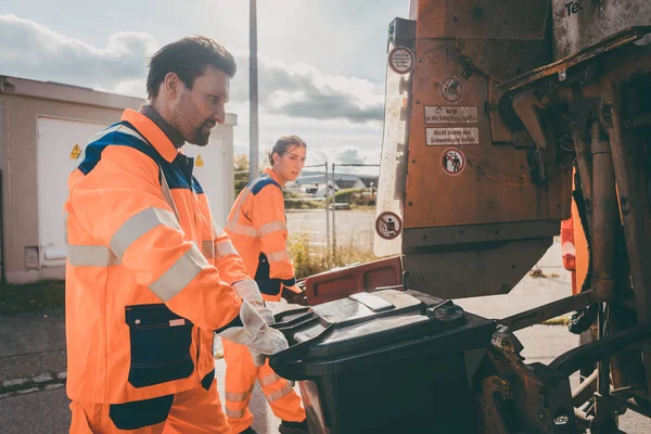 Garbage Man Women Cleaning Dustbins Waste Truck Cleaning Street — Stock Photo, Image