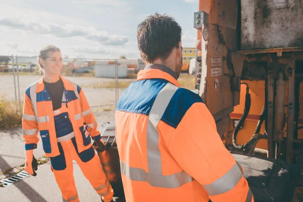 Vuilnisman Vrouwen Vuilbakken Afval Vrachtwagen Straat Schoonmaken Schoonmaken — Stockfoto