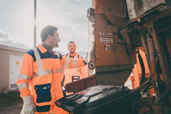 Twee Garbagemen Werken Samen Aan Vuilbakken Voor Het Verwijderen Van — Stockfoto