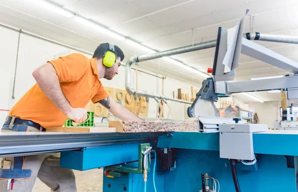 Timmerman snijplank met tabel zag — Stockfoto