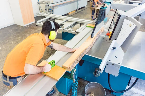 Planche Découper Menuisier Avec Scie Table Dans Son Atelier — Photo