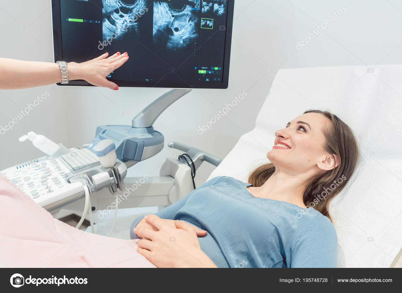 Frau beim Frauenarzt mit Ultraschalluntersuchung.