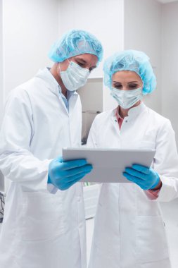 Birlikte verilere bakarak laboratuarında çalışan iki bilim adamları