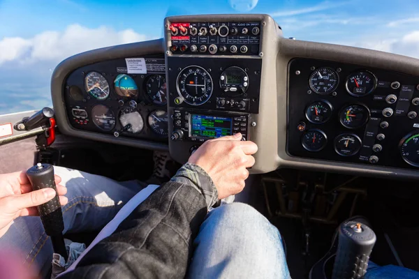 Piloto que pilota um avião desportivo privado — Fotografia de Stock