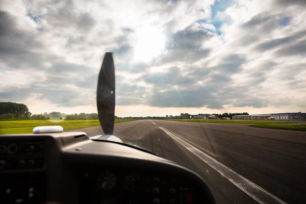 Desporto piloto pouso na pista de aeródromo — Fotografia de Stock