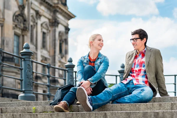 Berlin turister njuter utsikten från bron vid Museum-ön — Stockfoto