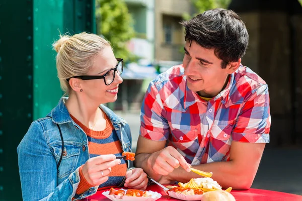 Jóvenes disfrutando de Currwurst y papas fritas — Foto de Stock