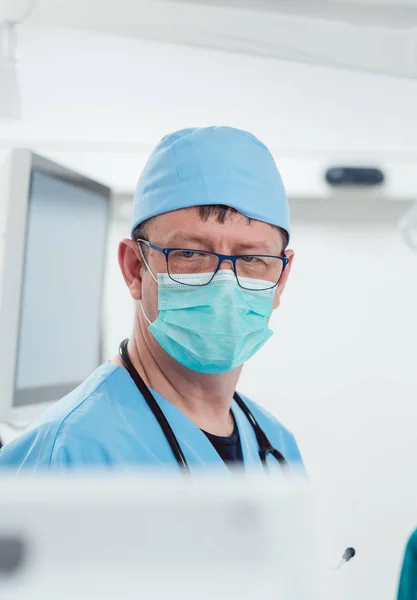 Anesthetist watching patient sleeping in operation room — Stock Photo, Image